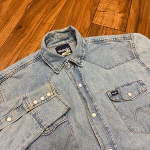 Vintage Wrangler Pearl Snap Mens XL Blue Denim Button Up Shirt Western Light 90s